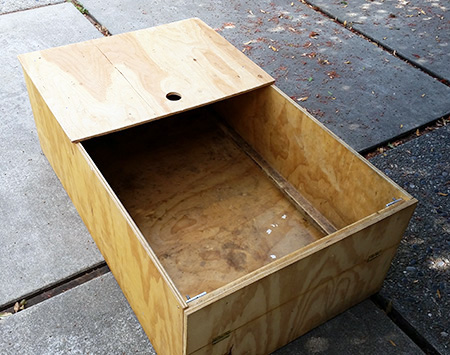Whelping box with lid.